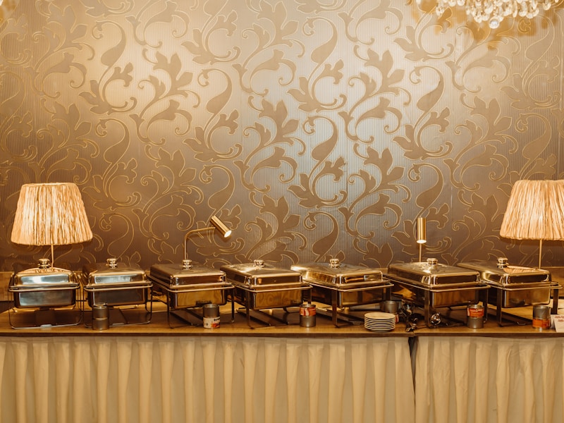 Chafing Dishes am festlich gedeckten Buffettisch