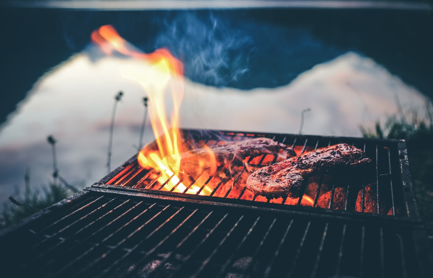 Fleisch auf dem Grill mit hoher Stichflamme