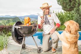 Roland Florianz als Grillmeister mit Hund am Pool