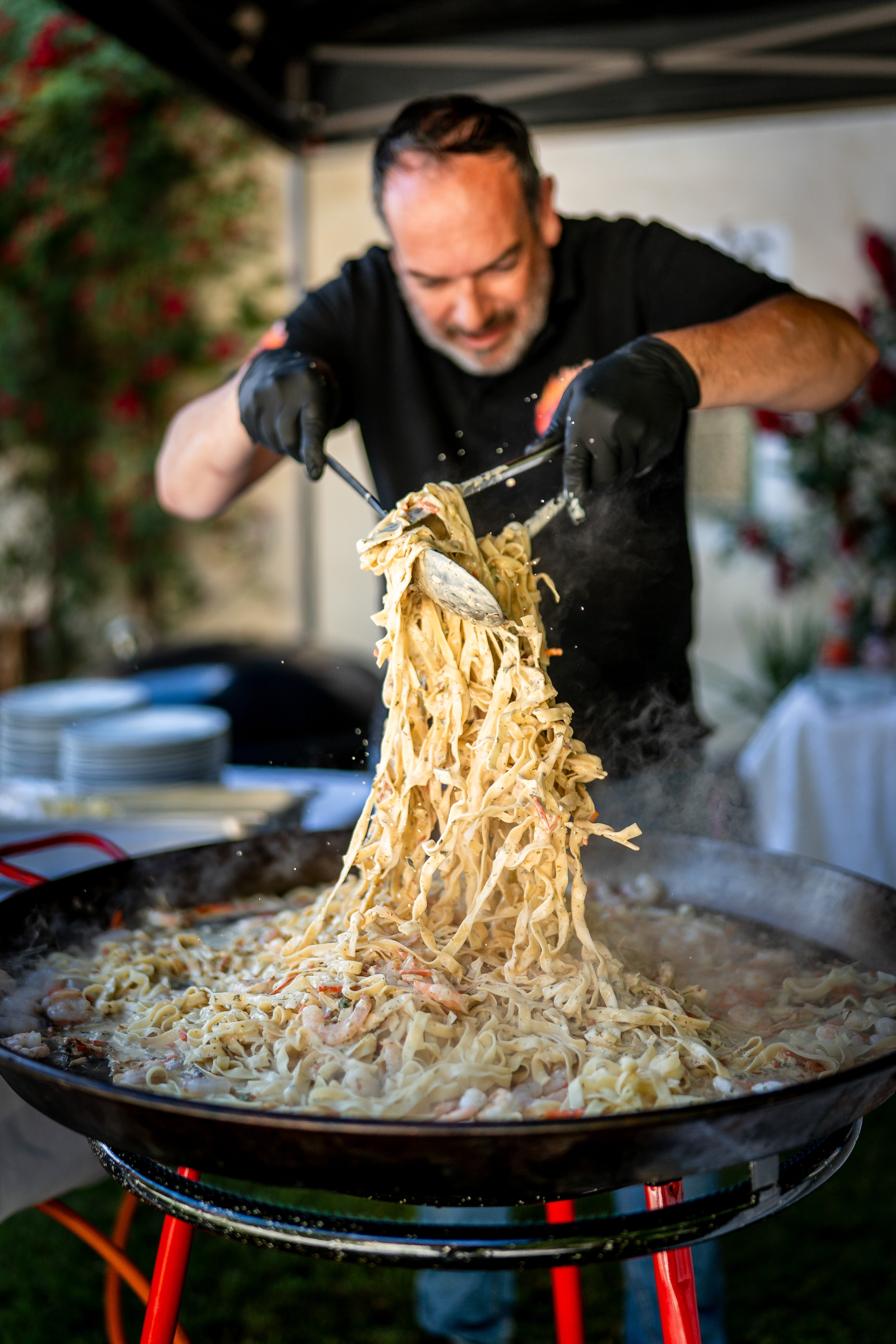 Roland Florianz beim Anrichten am Live-Cooking-Event