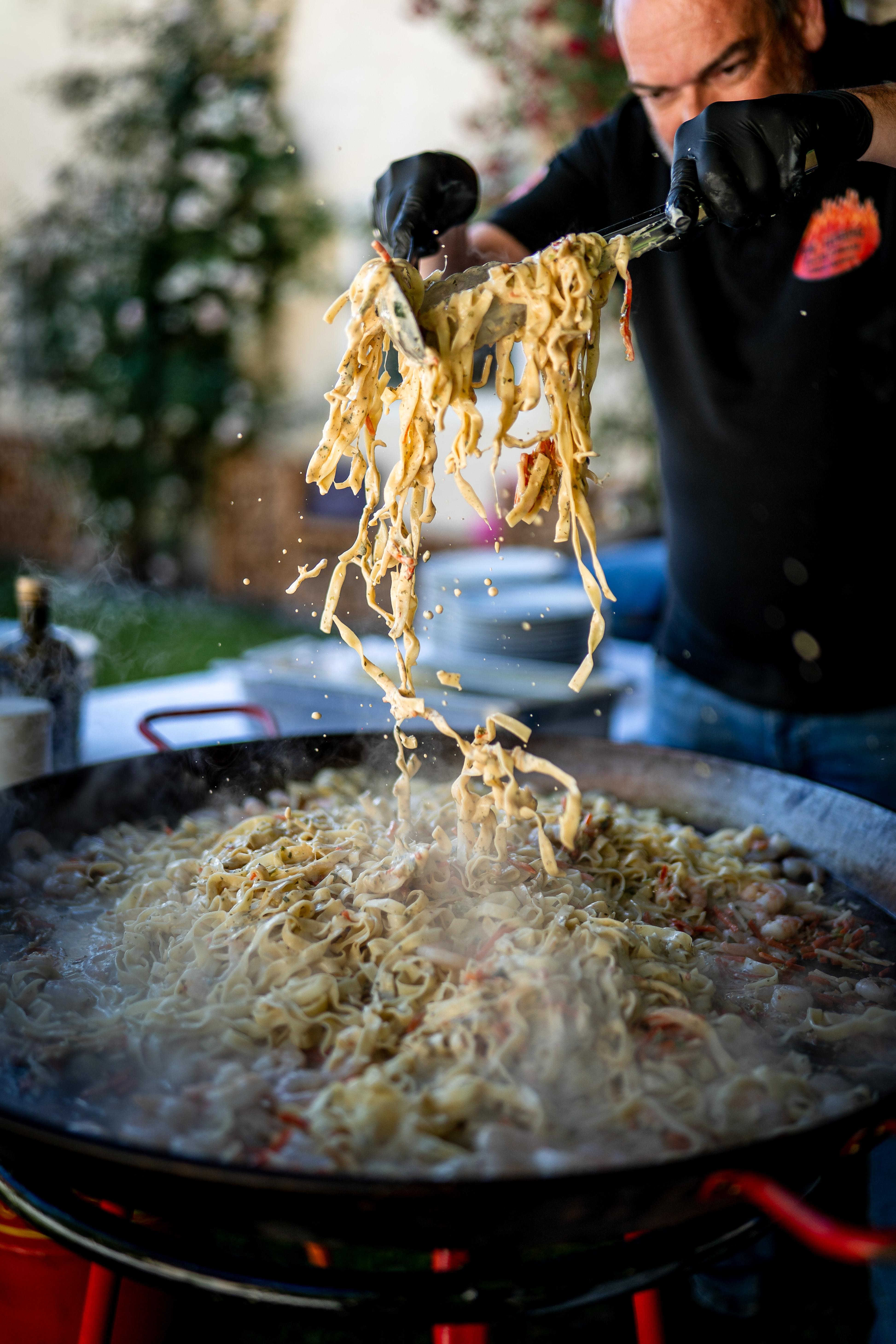 Roland Florianz hebt Pasta aus der Riesenpfanne
