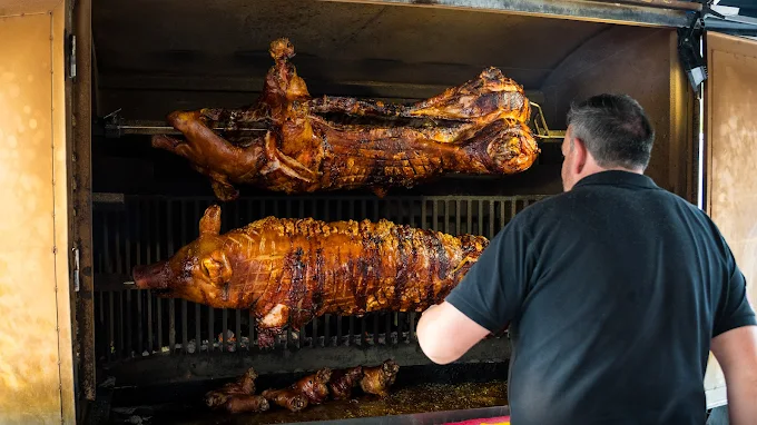 Gegrillte Spezialitäten frisch angerichtet